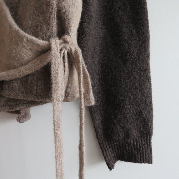 NEUFLORA Two Tone Lynnefield Wrap Sweater in Neutral Tan Quiet Luxury - Size M - Picture 7 of 13